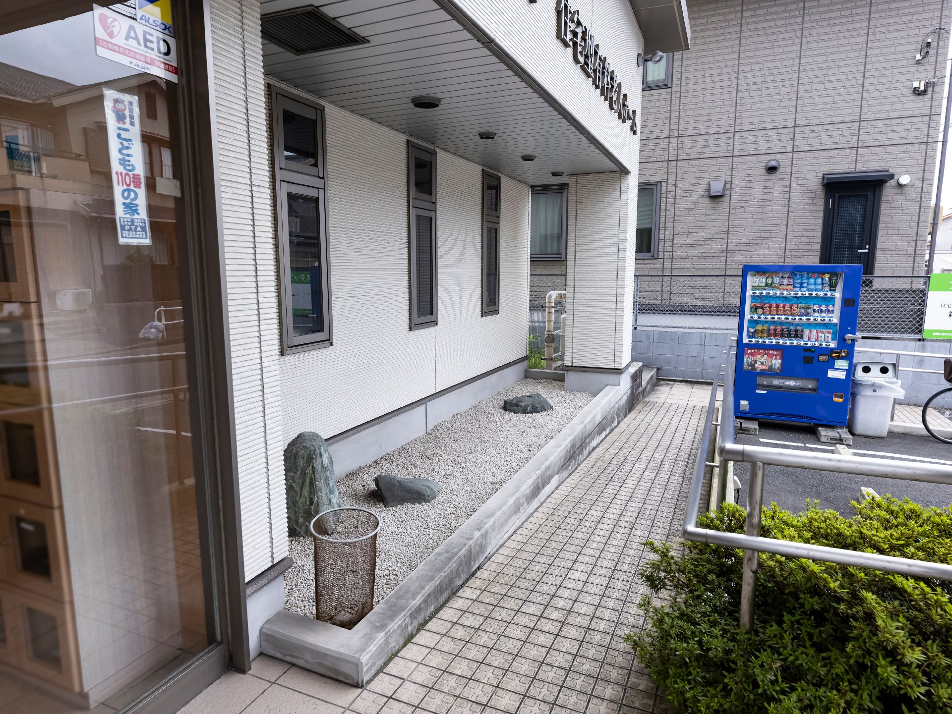 出入りの際に掴まっていただける玄関の手すり