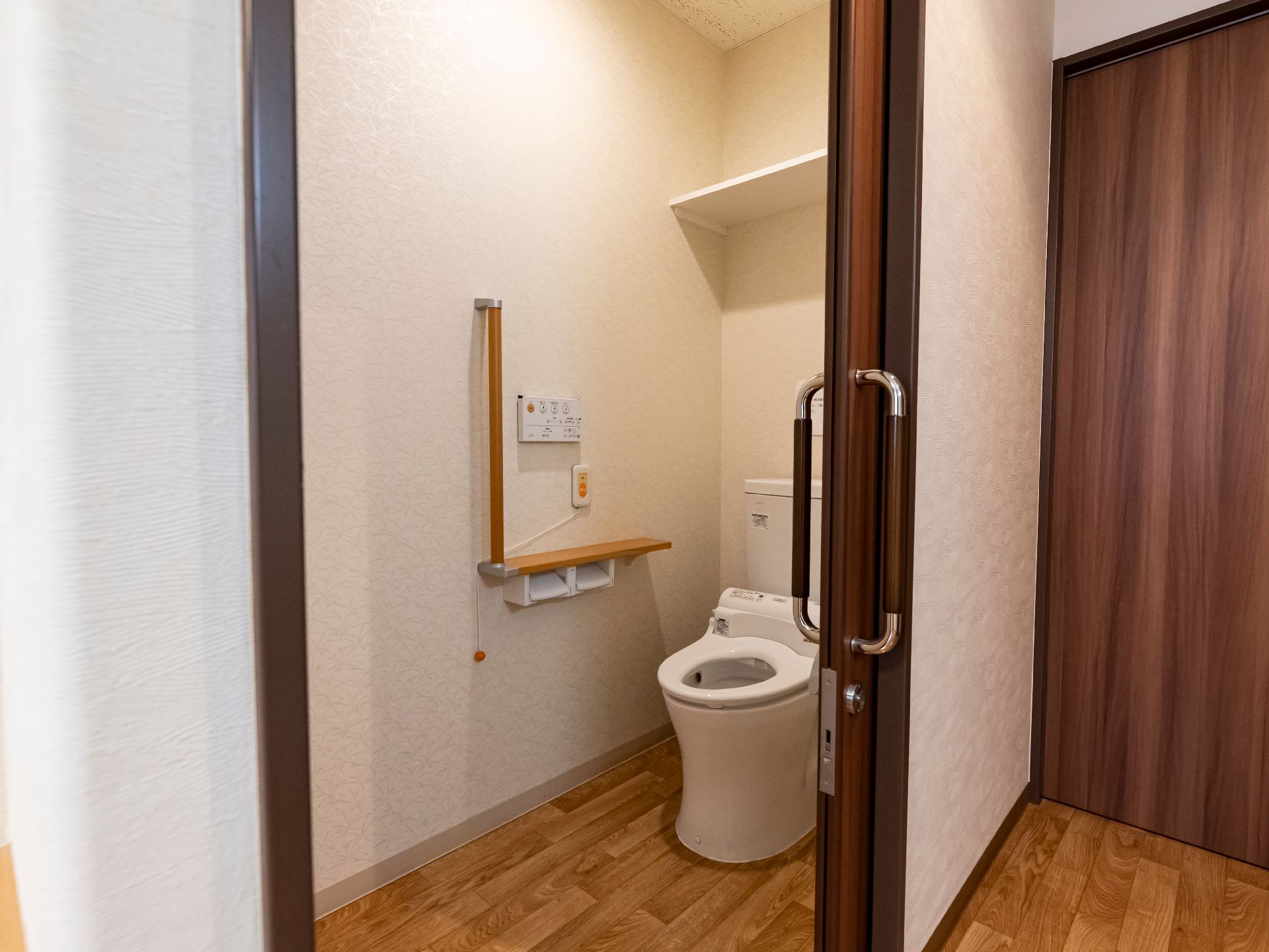 出入りがスムーズな幅の広いトイレのドア