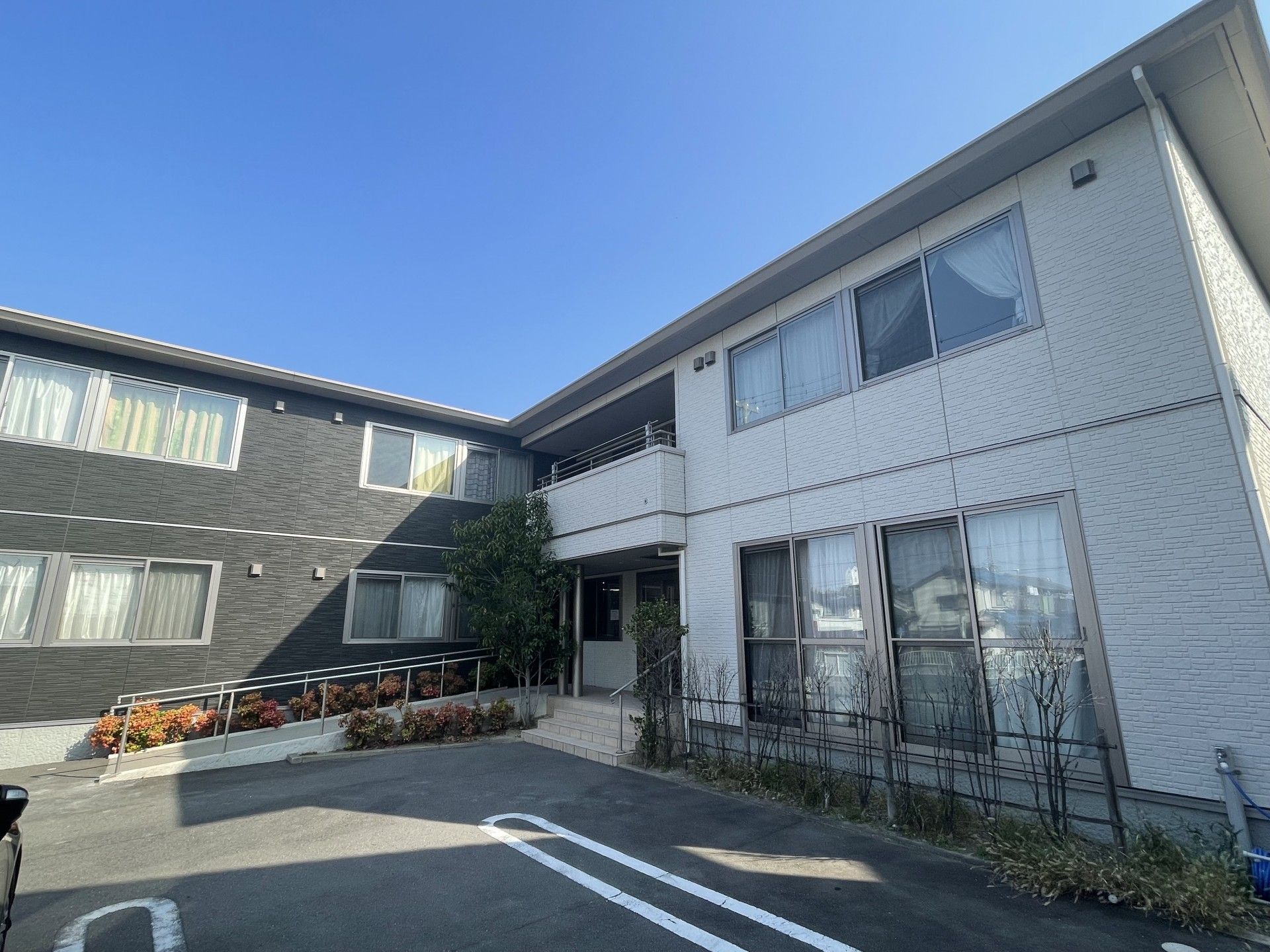明るくきれいな外観の建物