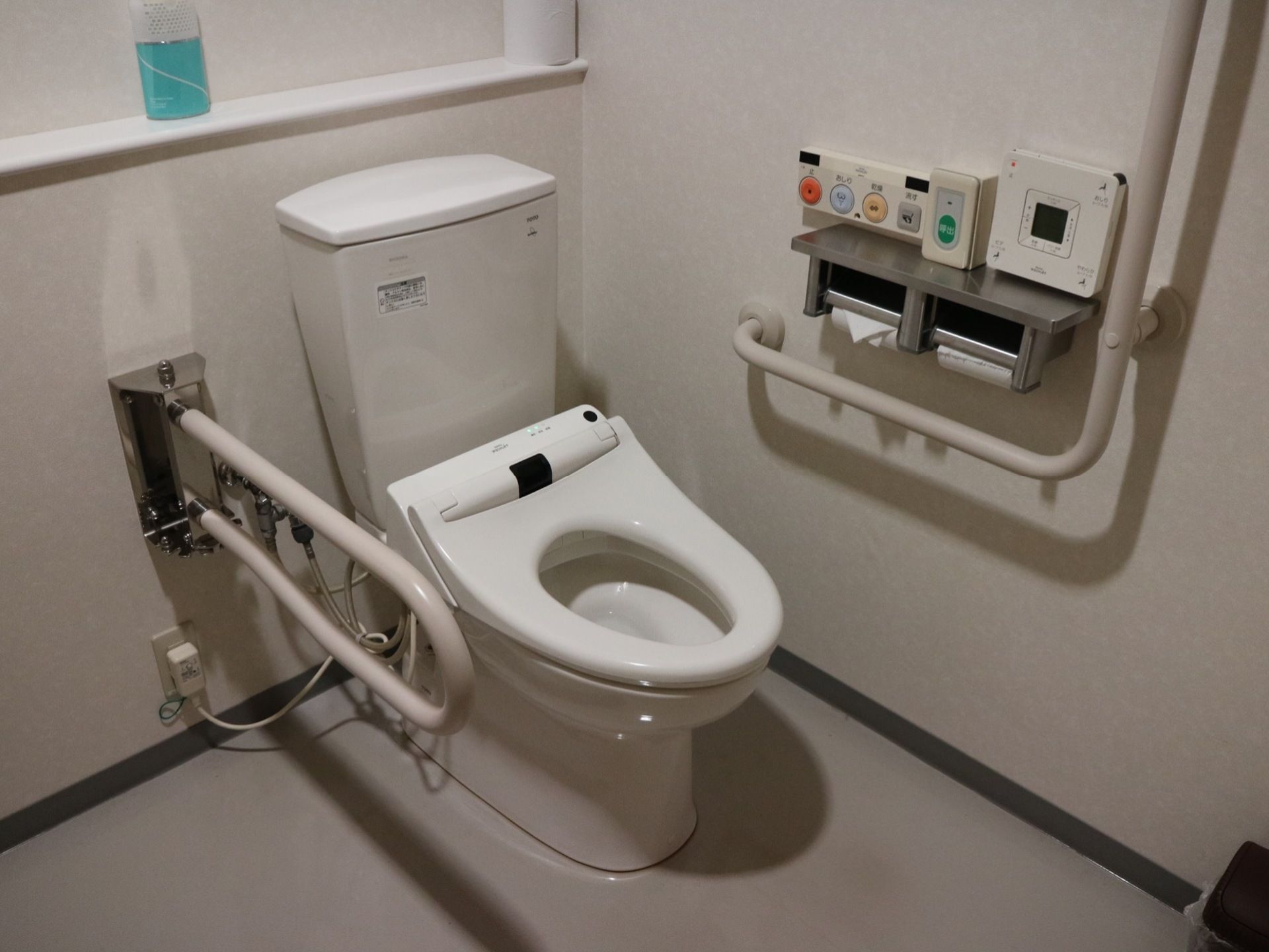 トイレは温水洗浄便座になっており、壁に操作ボタンが取り付けられている。呼出しボタンがあり、緊急時もすぐにスタッフに連絡をすることができる。