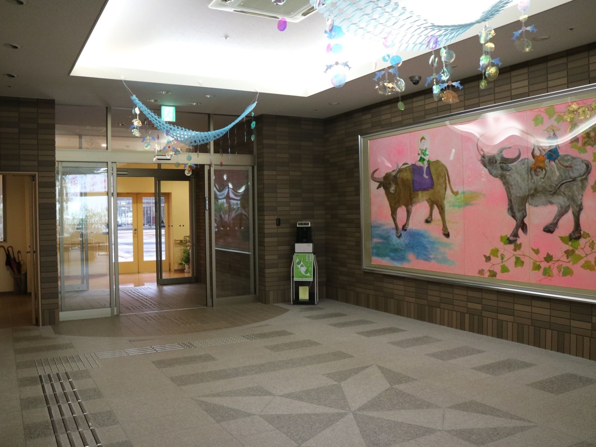 ダークブラウンを基調とした重厚感のあるスペースである。大きな絵画が飾られており、天井にも装飾が施されている。