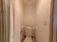 清潔で機能的なトイレと洗面所