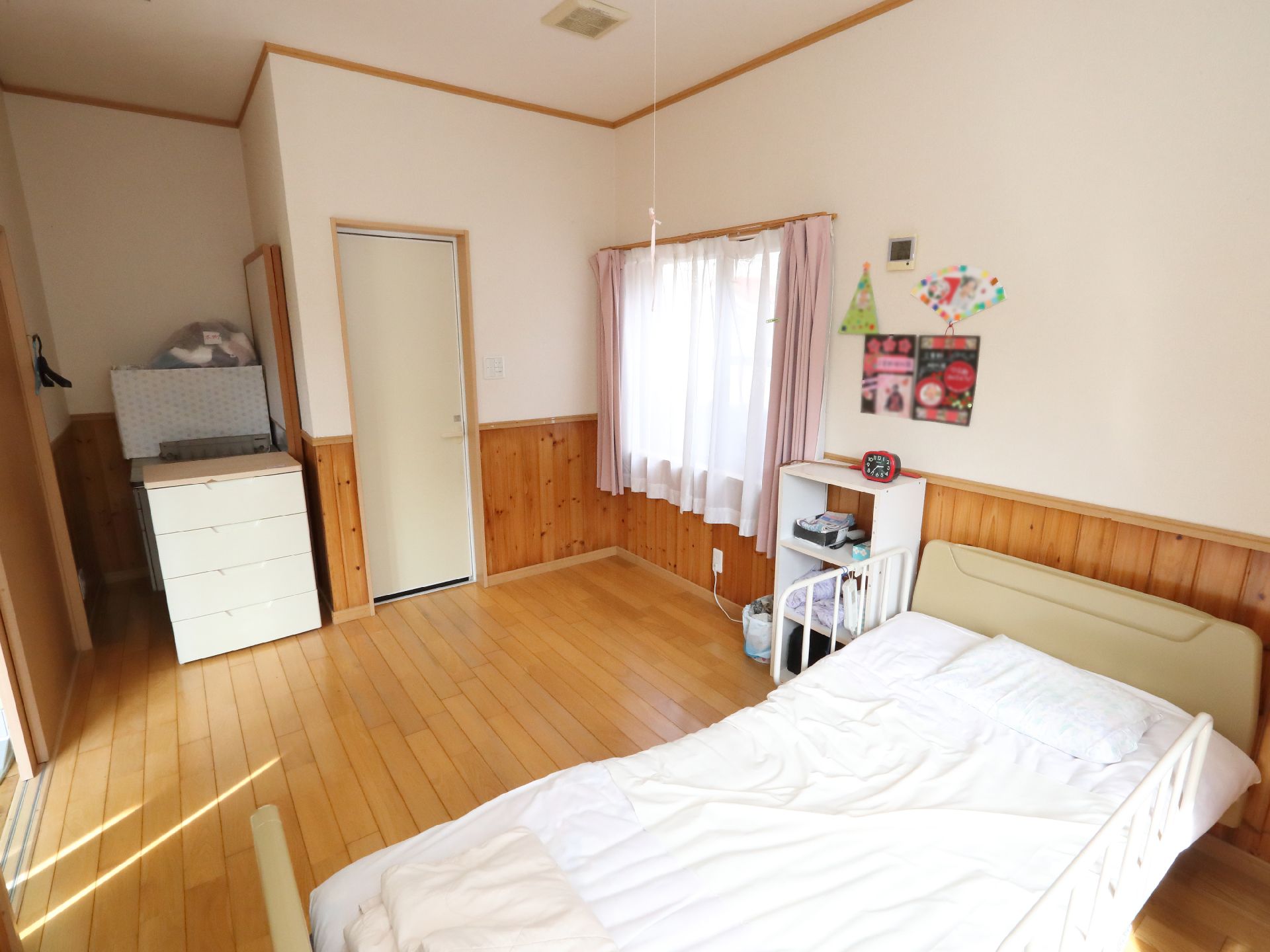 柵が取り付けられたベッドのある居室