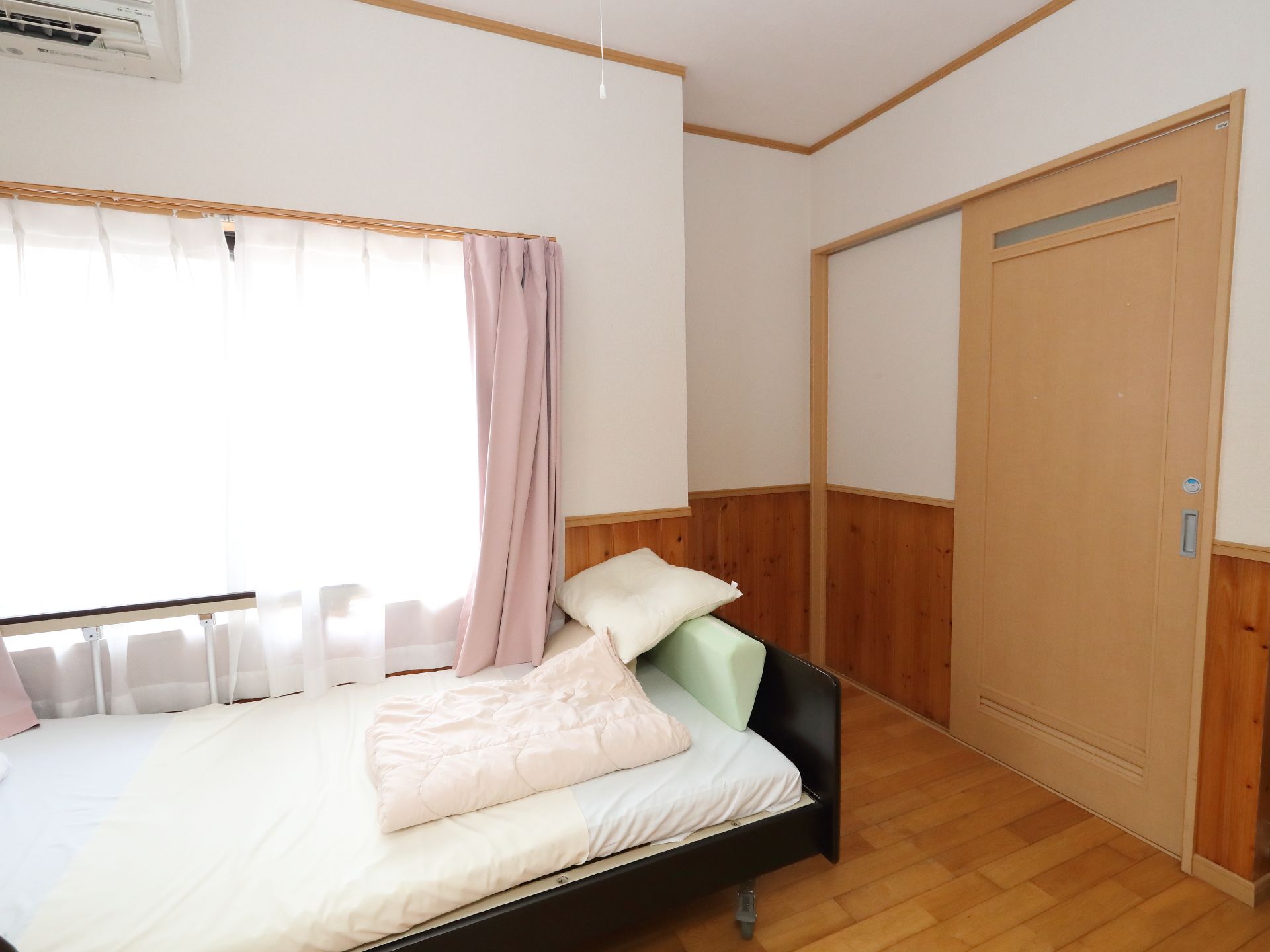 大きな窓が設置されている居室
