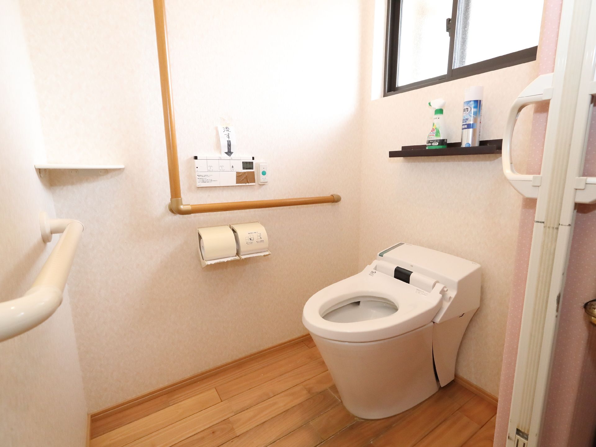 手すりを設置しているトイレ