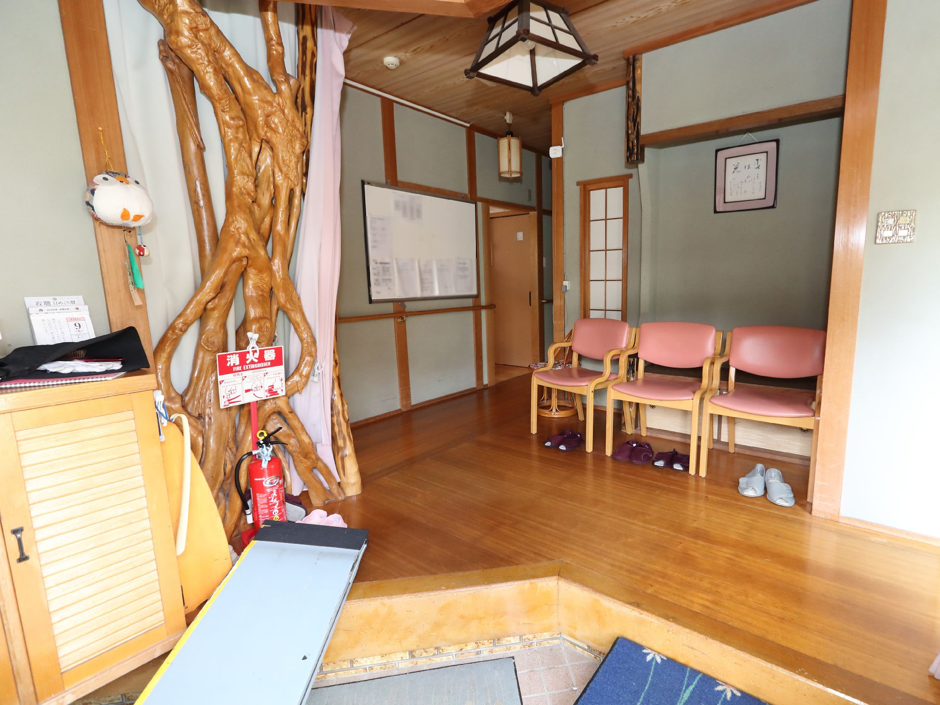 複数の椅子を用意している玄関