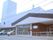 エントランスにスロープが設置された建物