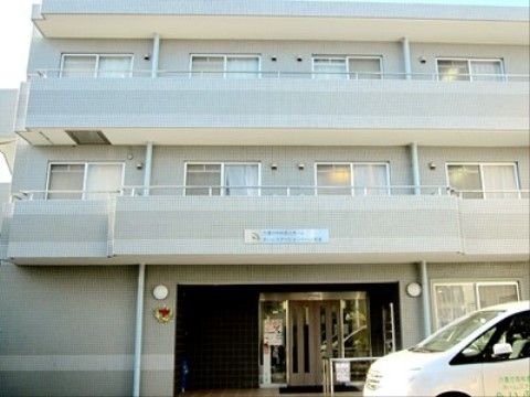 らいふ経堂の外観。大きな駐車場を完備しております。ご来訪の際はお車でのお越しが出来ます。