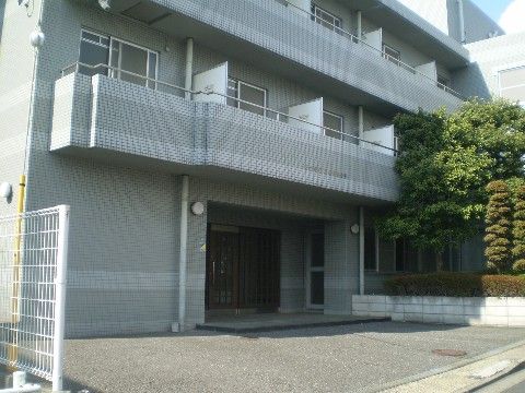 らいふ経堂の外観。白い外壁が特徴の施設外観。清潔感のある雰囲気は安心できる見た目です