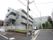 グレー色でマンションに似ている建物で、外の壁には虹がかかっているロゴと施設の名前が入っている。また地上4階建鉄筋コンクリート造となっている。