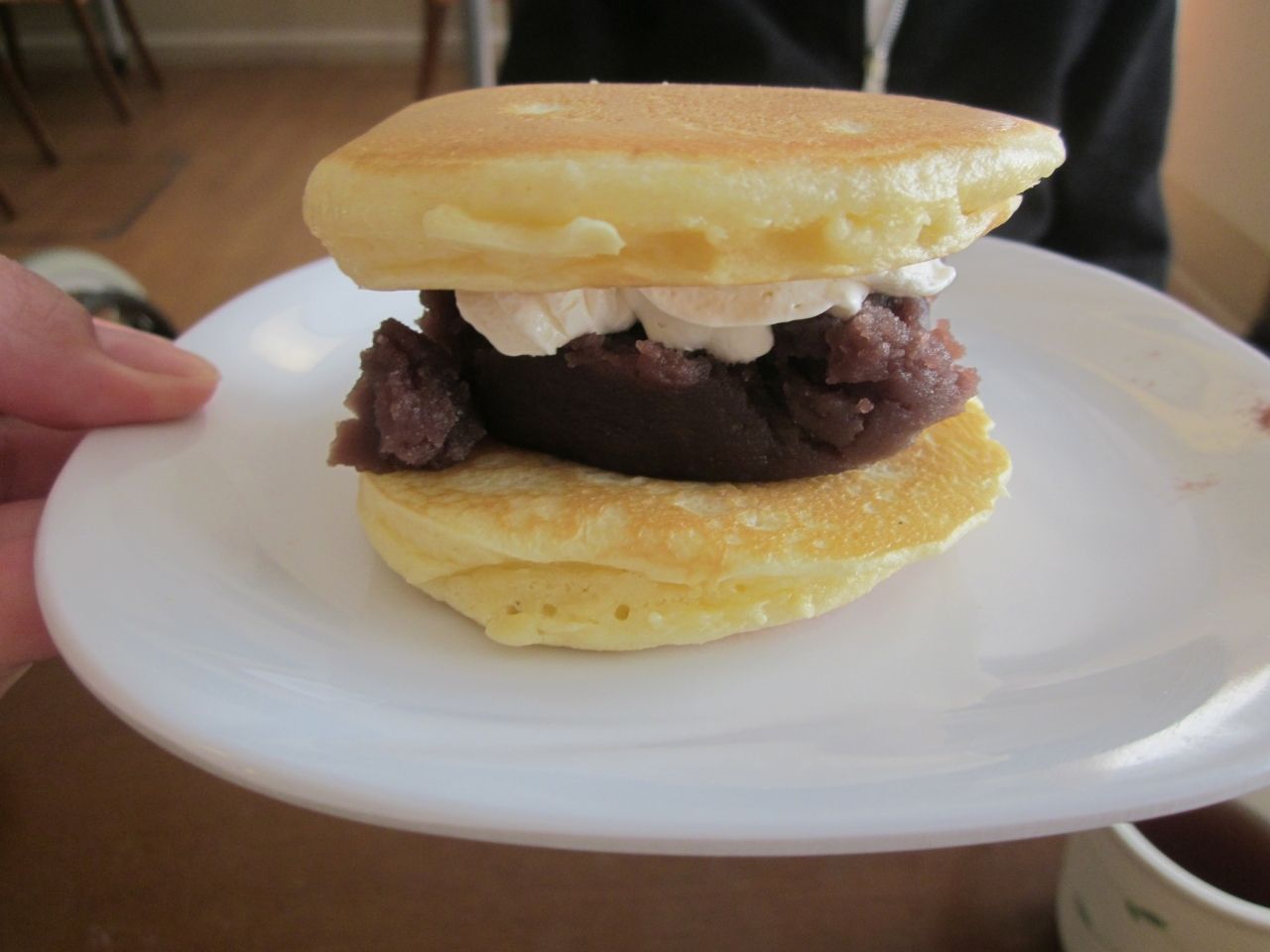 あんこと生クリームを挟んだパンケーキ