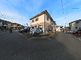 静かな住宅街の建物外観