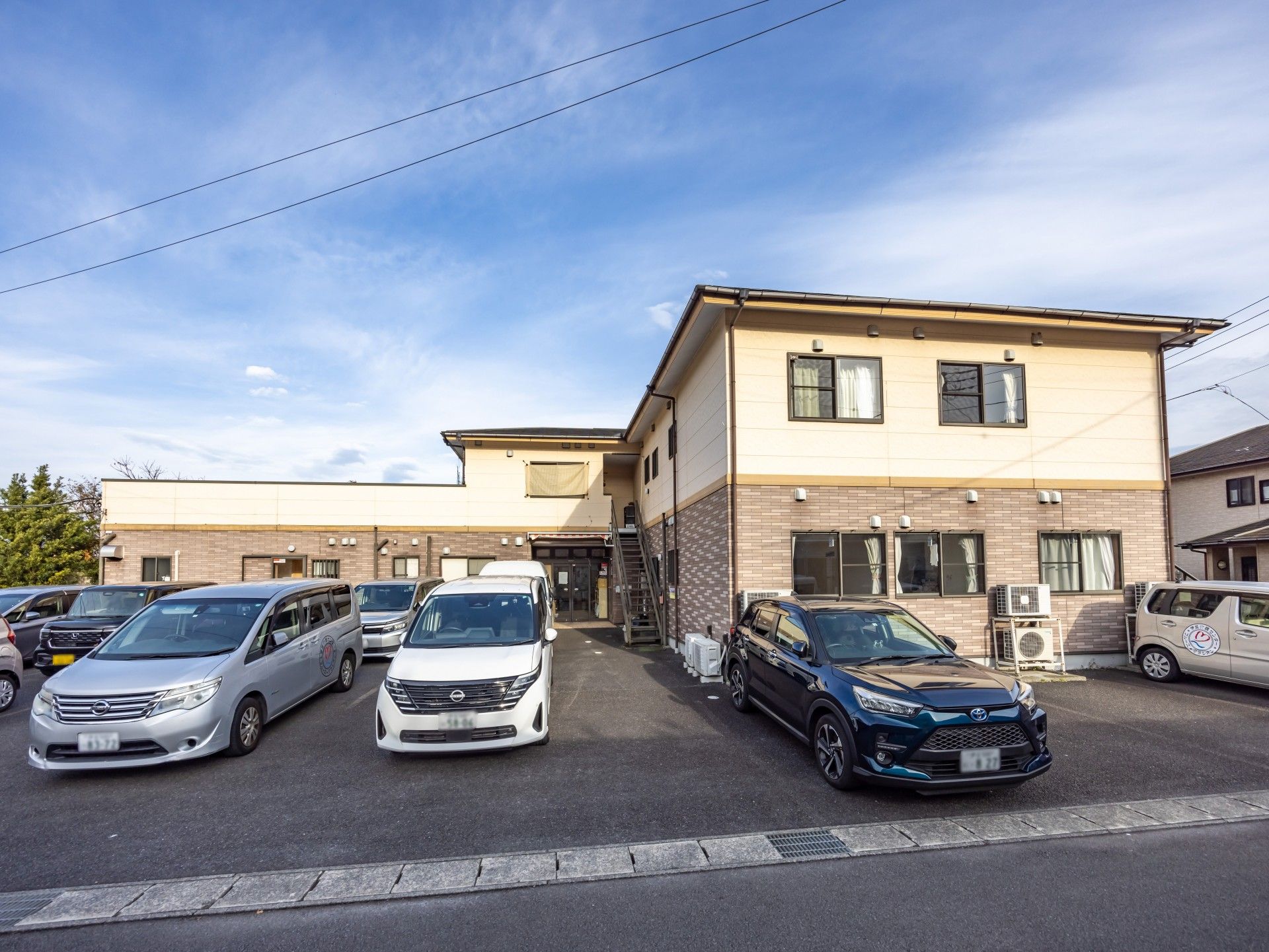 駐車場のある建物外観