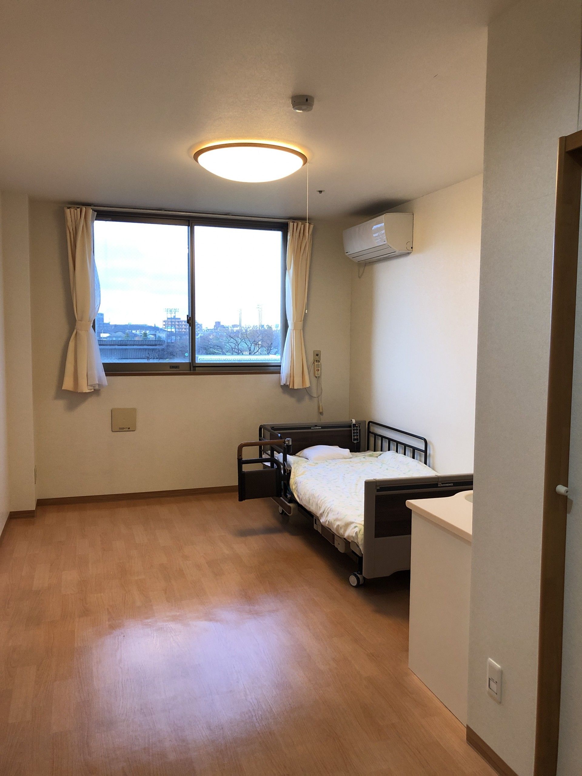 スライド式ドアのある居室