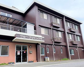落ち着いた色調の外観
