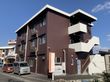 茶色の建物外観