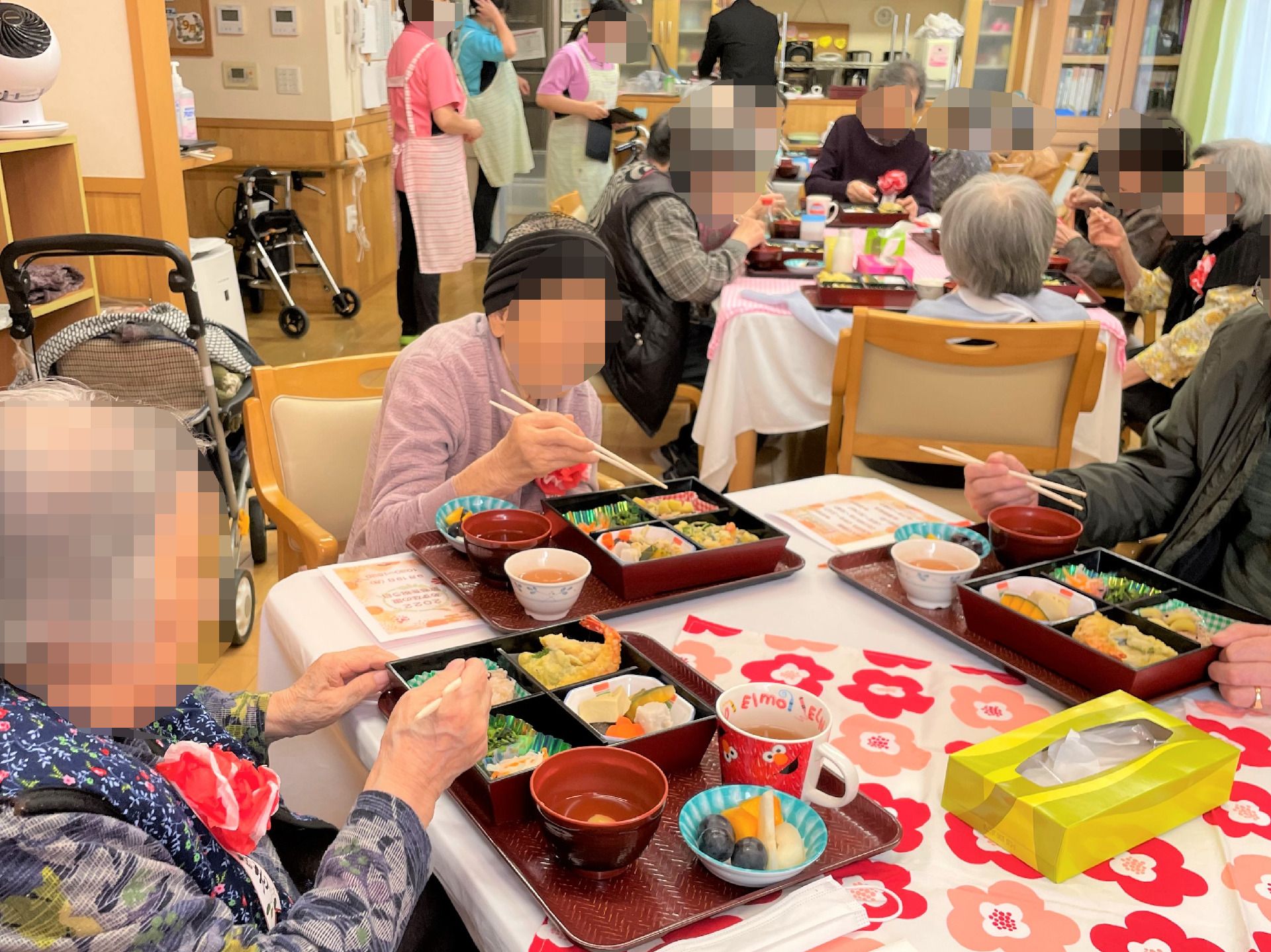 笑顔で食事する高齢者の食堂