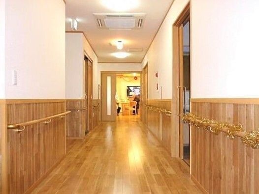 手すり付き清潔な廊下