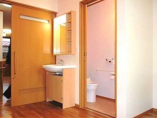 住居部分のトイレと洗面台