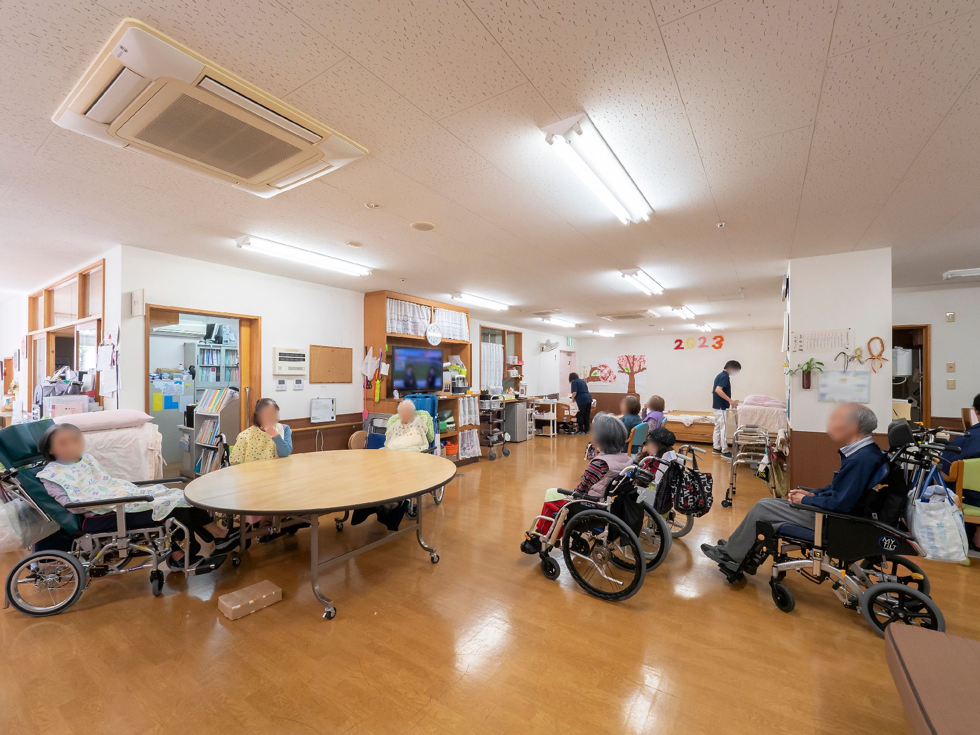 椅子とテーブルが設置されている共有スペース