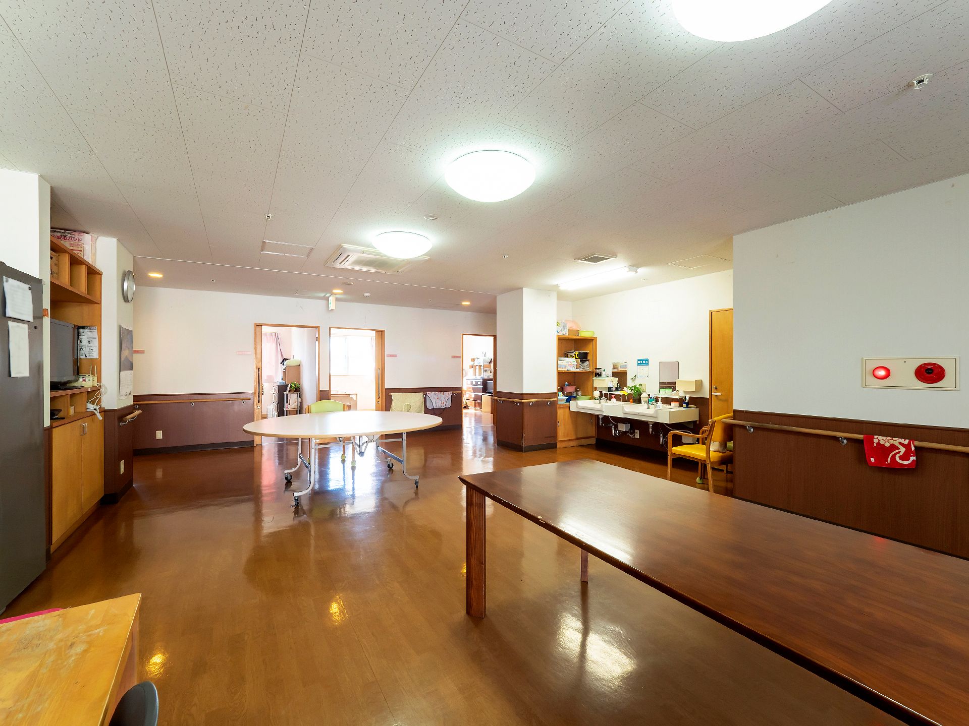 テーブルが置かれ、それを挟むように椅子が置かれている共有スペース