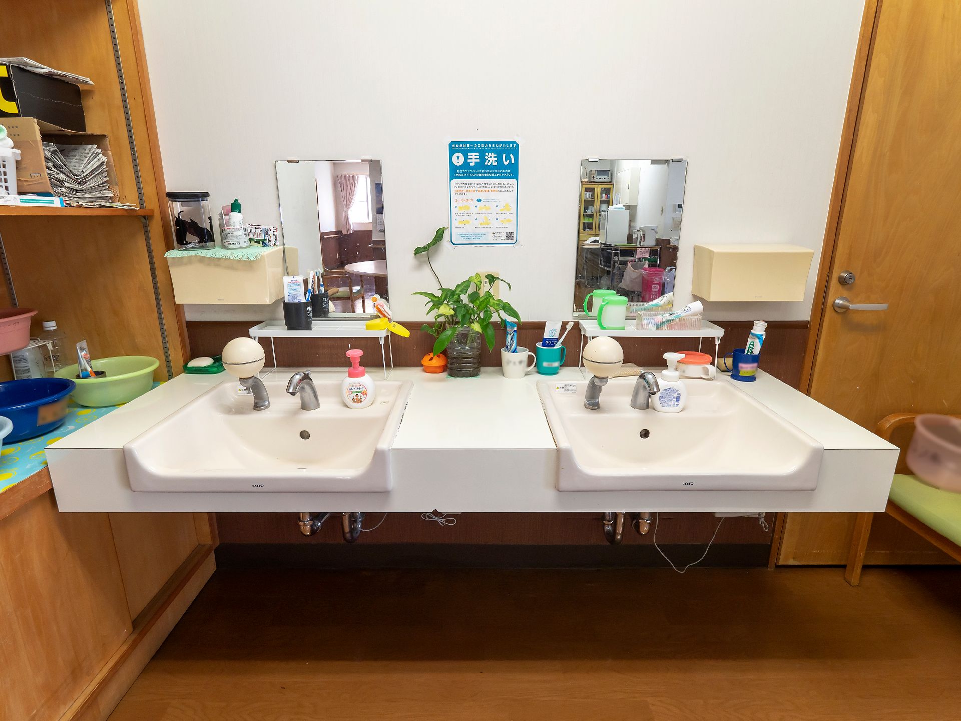 入居者用に館内に設置されている鏡が独立洗面台