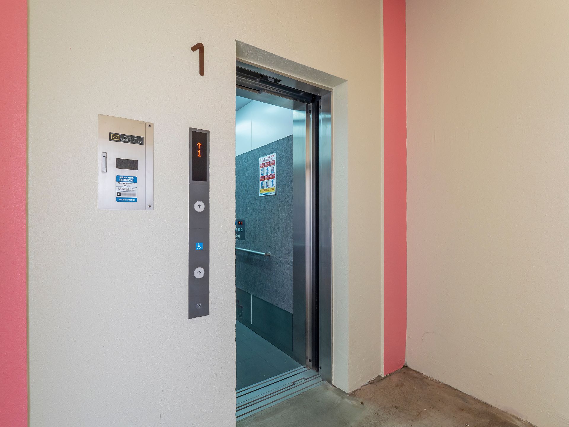 車椅子の方が利用しやすいように、乗降口の幅が広いエレベーター