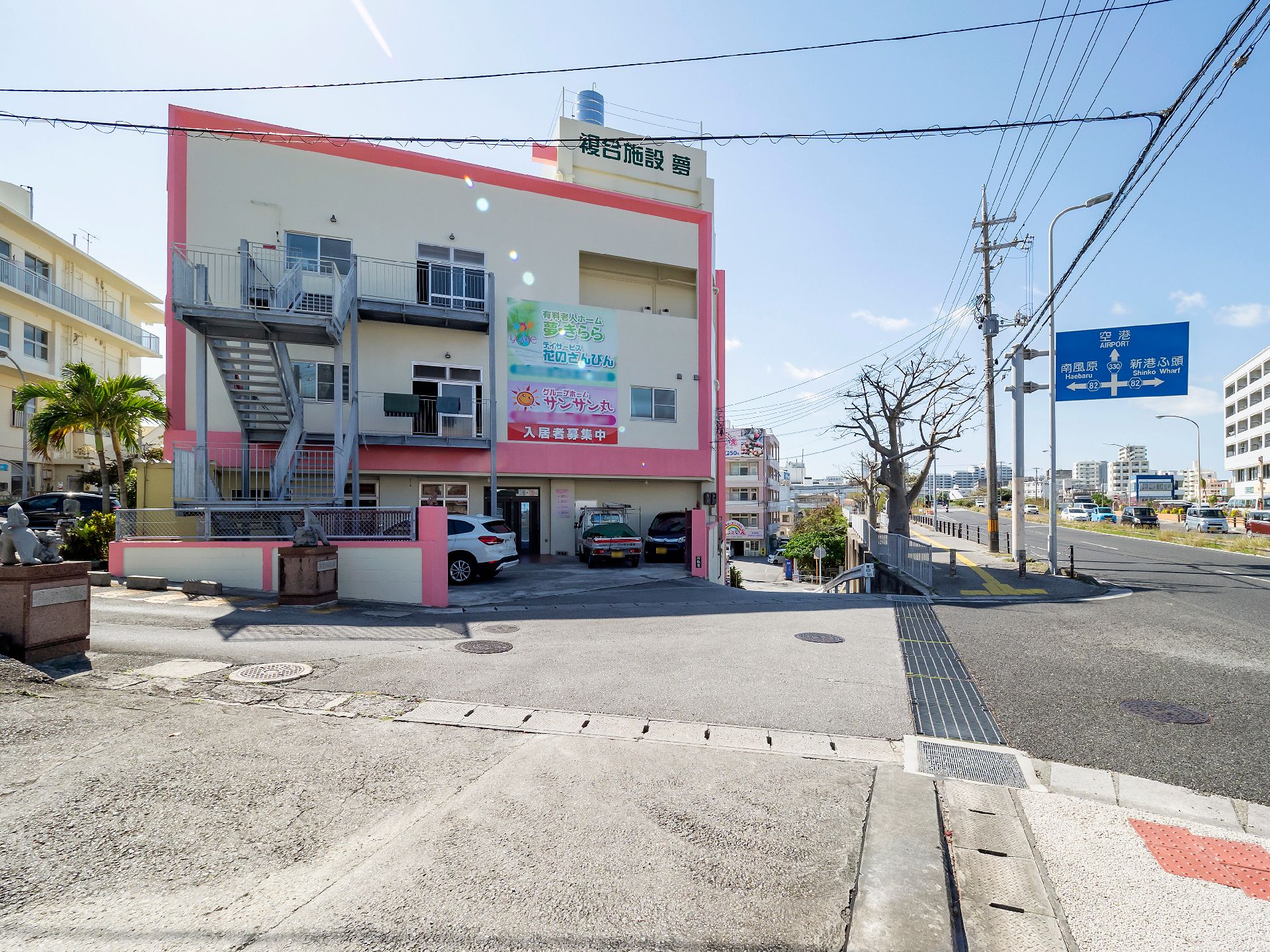 駐車場がある介護施設全体の外見