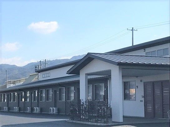 和風の平屋建てのホーム。周辺には自然が多く、敷地内には駐車場も付いている。