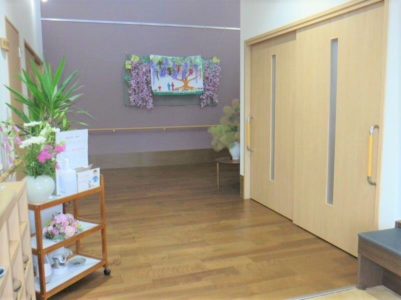 植物やワゴンが置いてある施設のエントランス付近。オールバリアフリー構造