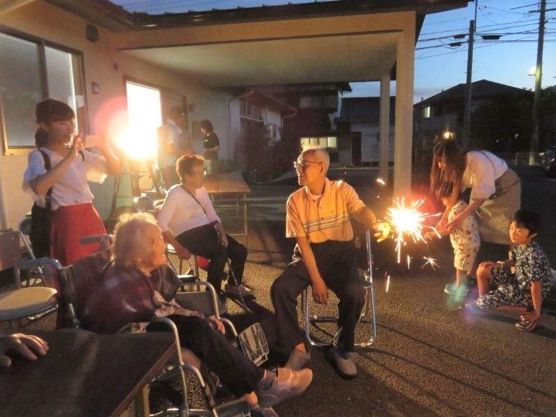 花火を楽しんでいる高齢者の様子。高齢者向け施設で行われているイベント
