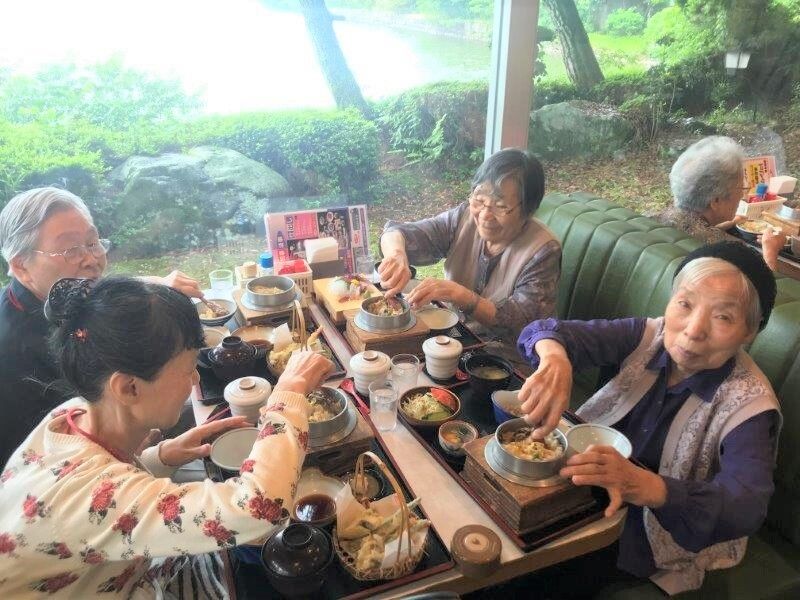 外食を楽しんでいる高齢者とスタッフの様子。施設のイベント時の写真