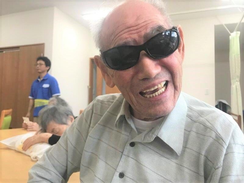 こちらを向いて笑顔を見せる高齢者の様子