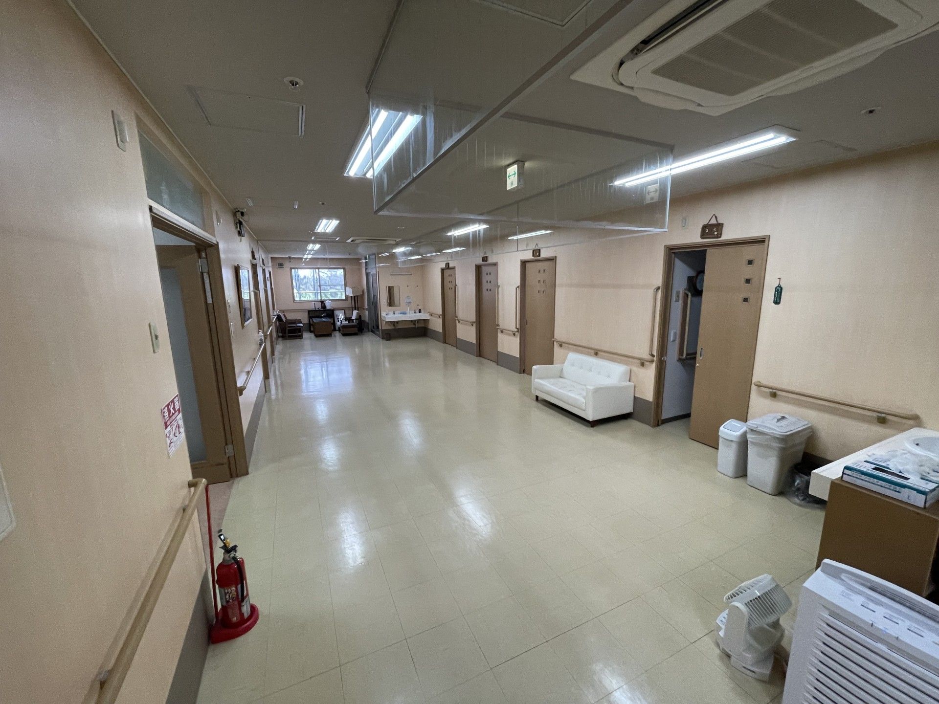 明るく広々とした廊下