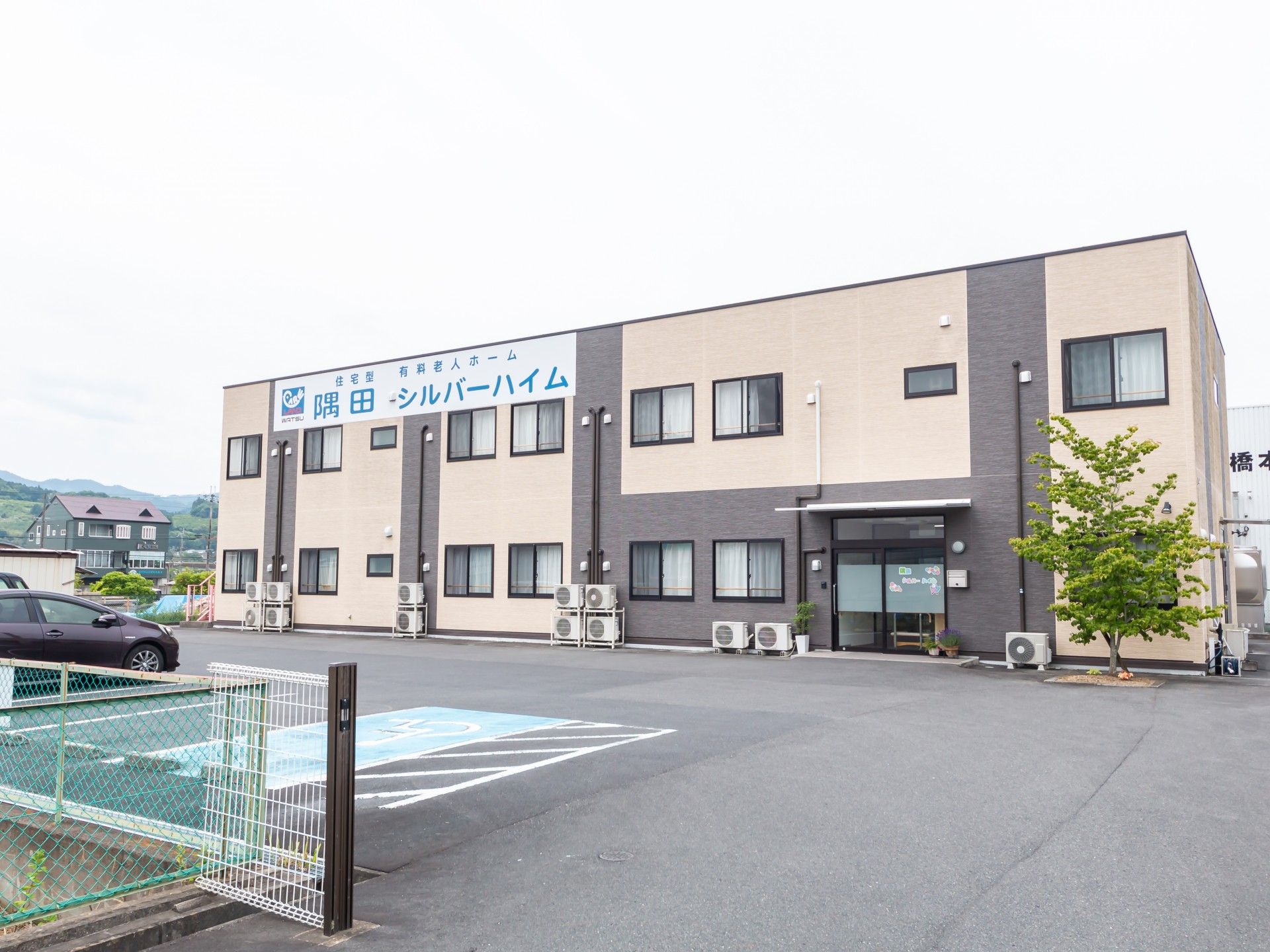 ゆったりとした外観の建物