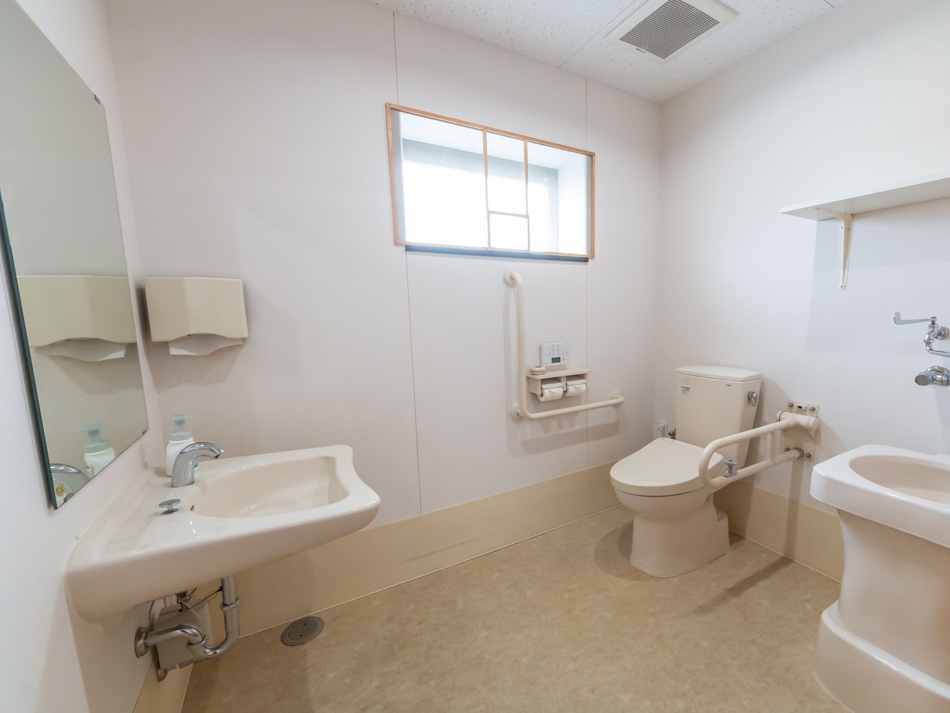 バリアフリーのトイレ空間