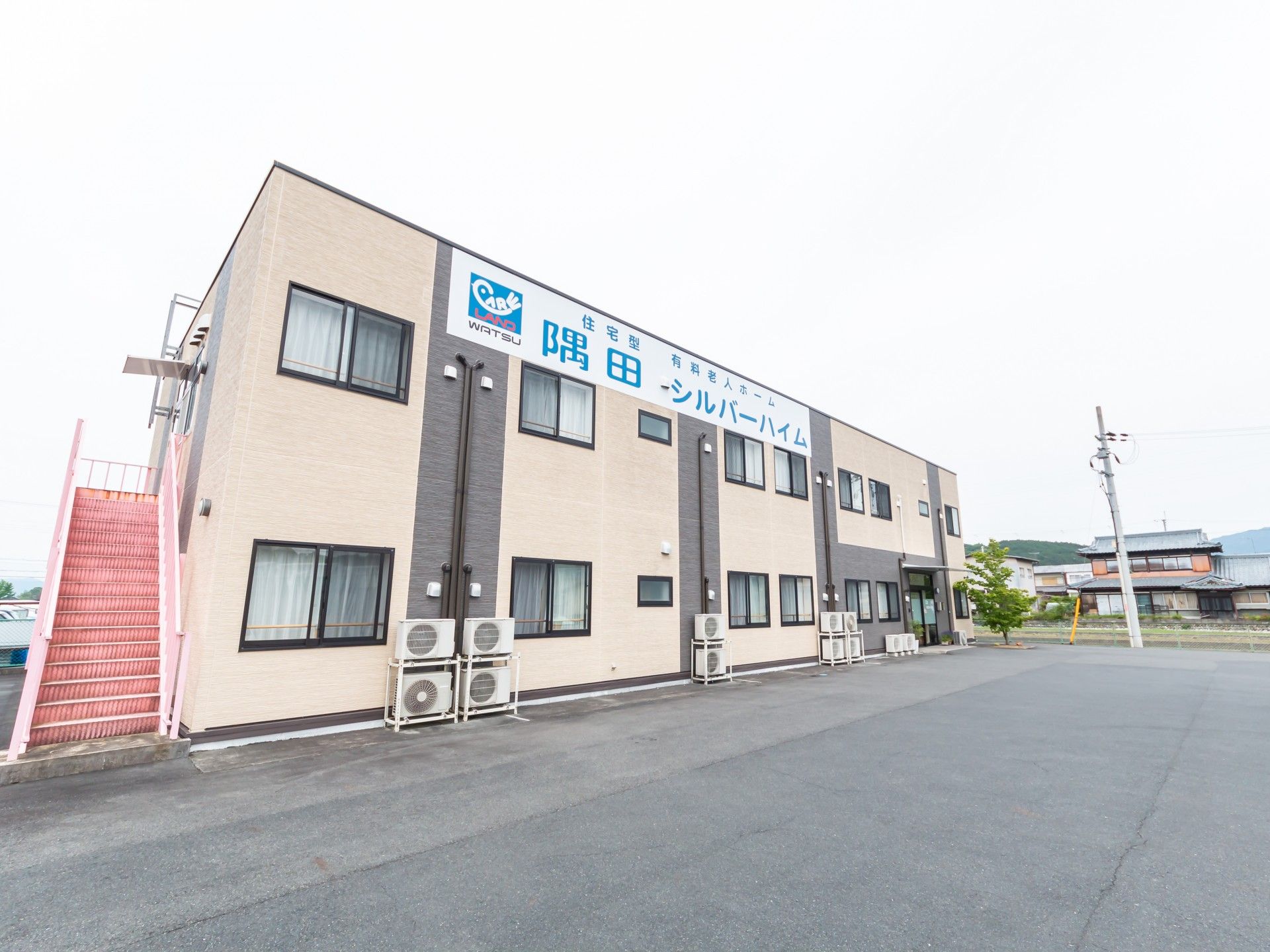 ソファに座って会話をする2名の女性