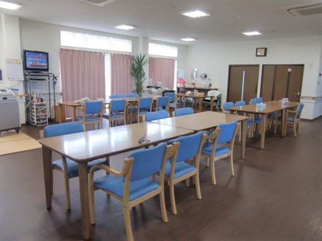 ダイニングにはテーブルが複数あり、大きなテレビを鑑賞できるようになっている。