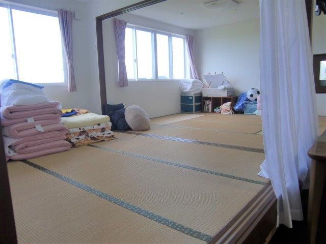 広い畳敷きの部屋にはクッションや毛布、布団などが置かれ、いつでも昼寝ができる。