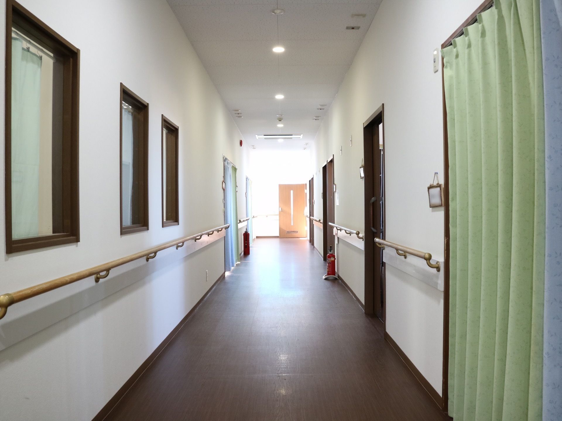 落ち着いたブラウン調の、床色に造られた通路である。壁両サイドに手すりを完備。随所に窓が設けられている。