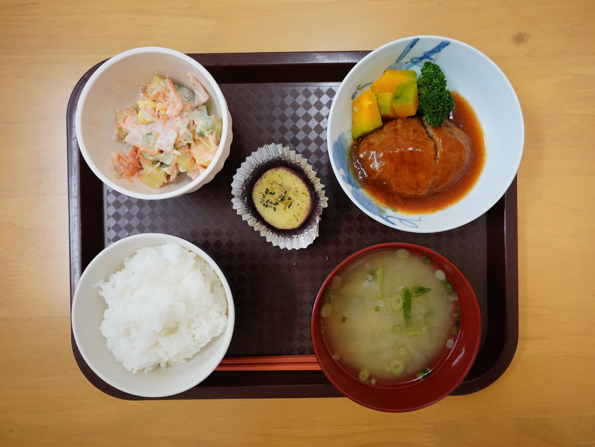 ハンバーグとごはんと味噌汁のセット