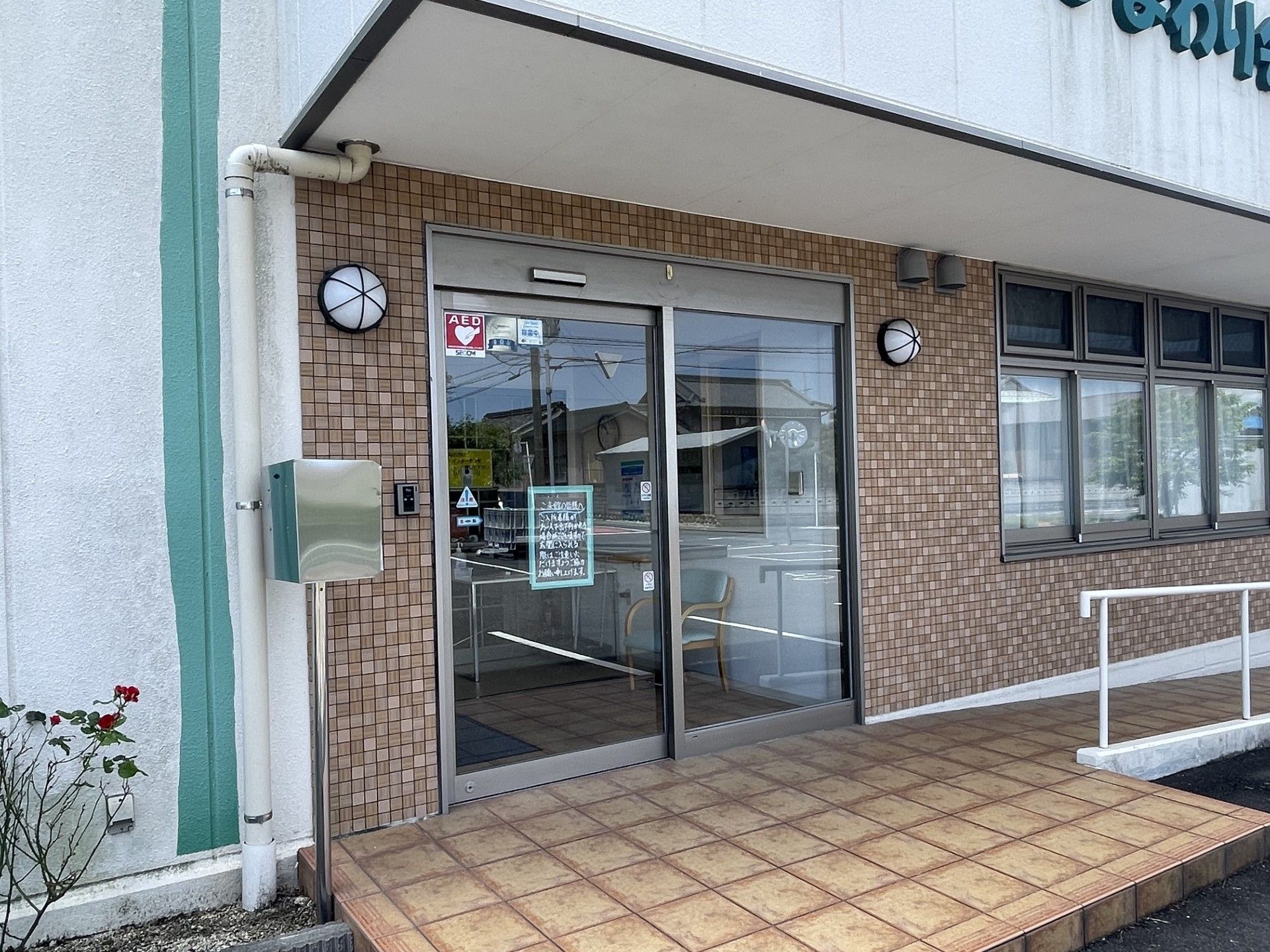 入口の自動ドア施設