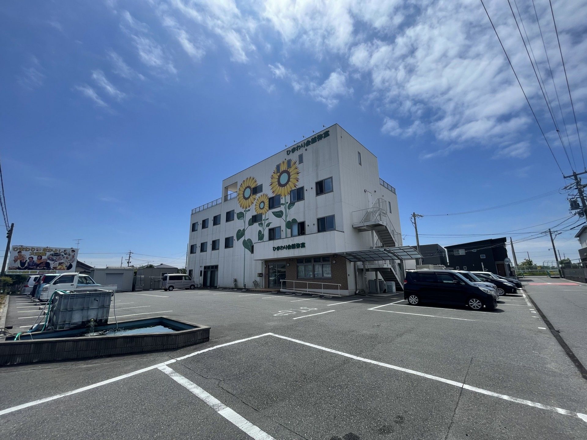 日差しの中の明るい建物
