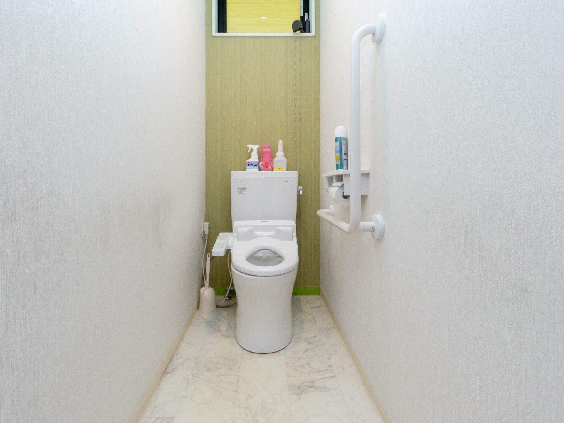 トイレは白を基調とした内装で、一部をアクセントとして萌黄色になっている。室内が引き締まり、スタイリッシュになっている。