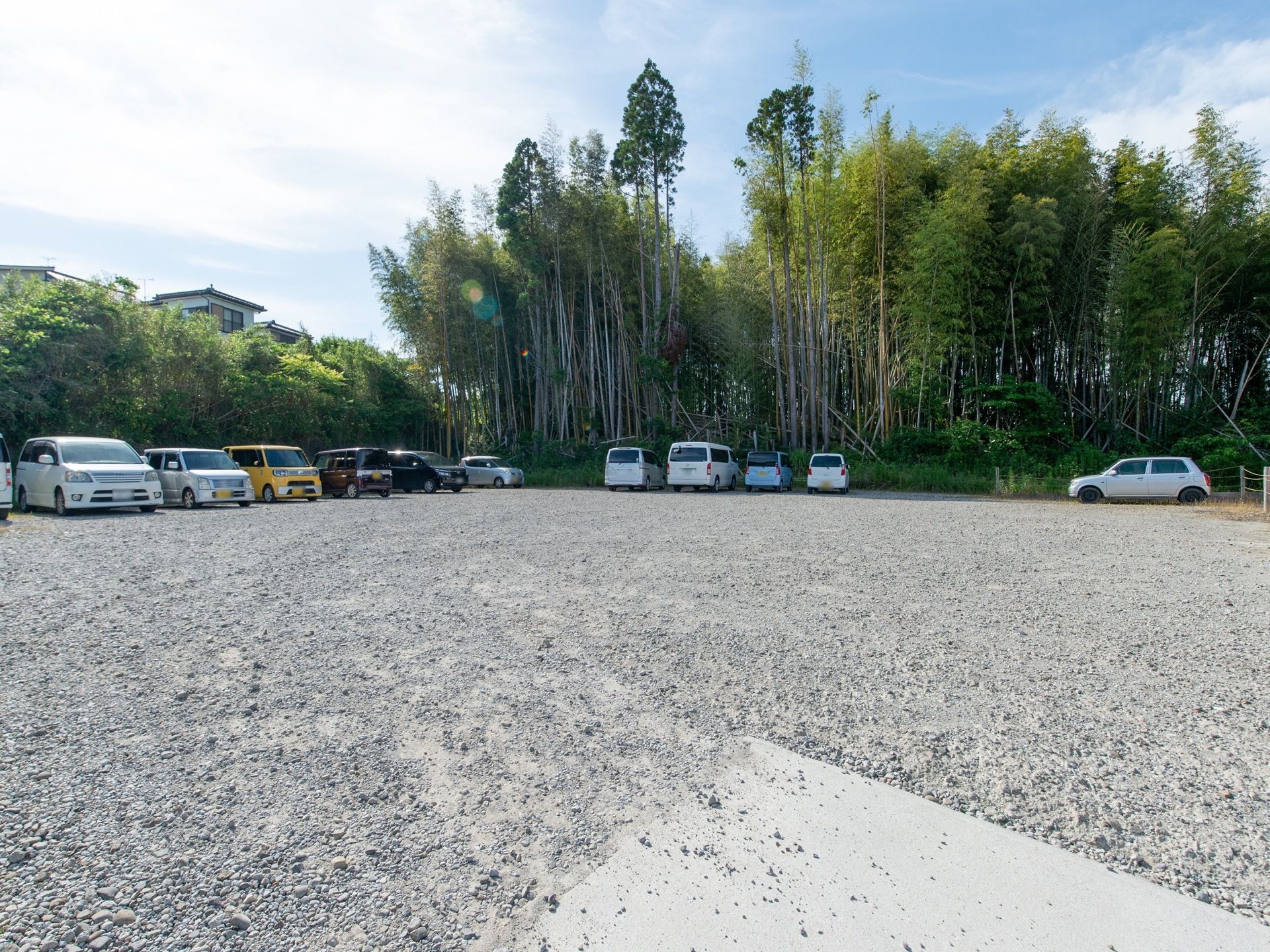 建物の外に、広々とした駐車スペースが用意されている。木陰があるので、暑い季節には日影ができるので利用しやすい。