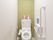 トイレには高い位置に窓が設置され、明り取りと換気の両方が行えるようになっている。白を基調とした内装は、明るく清潔感がある。