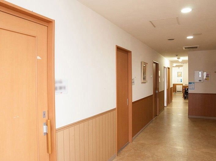 まっすぐな廊下にはスライド式のドアが設置された居室のドアが並び、通行の邪魔になるものはなく安全な設計。