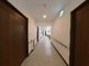 明るい廊下と扉のある空間