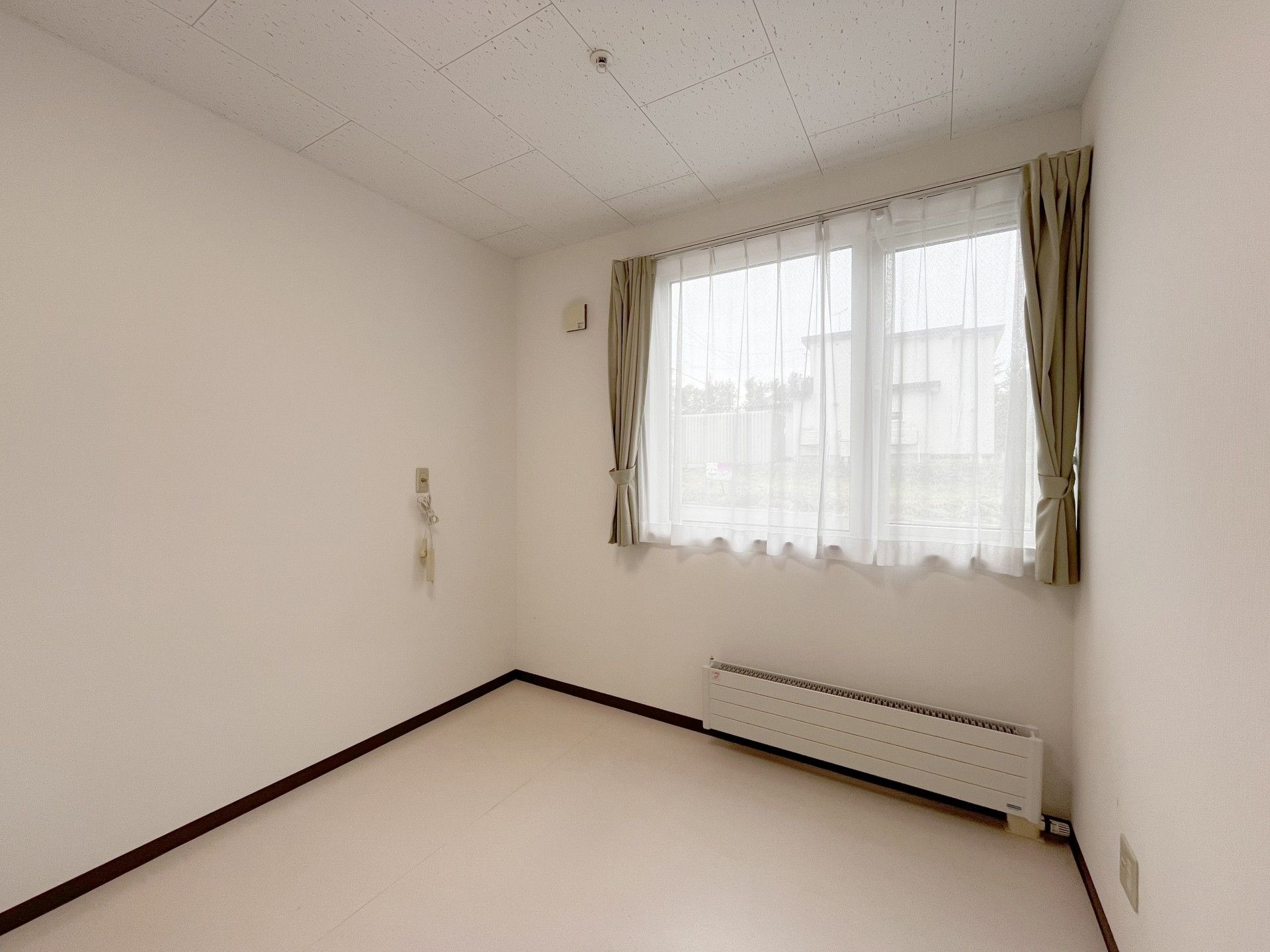 明るい窓辺の一室