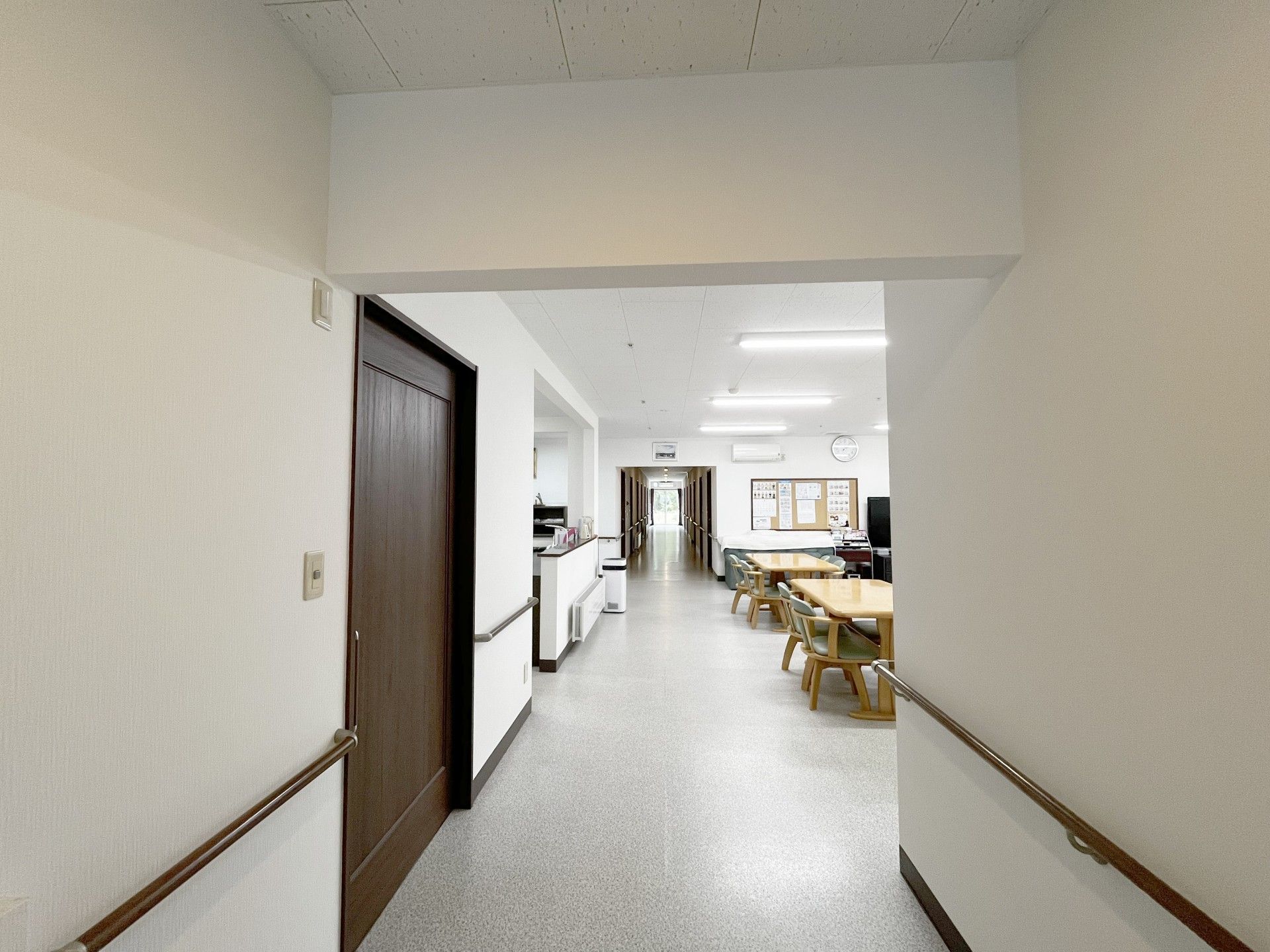 明るい廊下と共有スペース